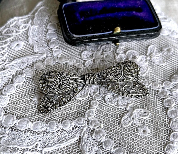 Romantic vintage Art Deco 835 Silver brilliant faceted Marcasite accented elegant stamped Bow Ribbon Brooch
