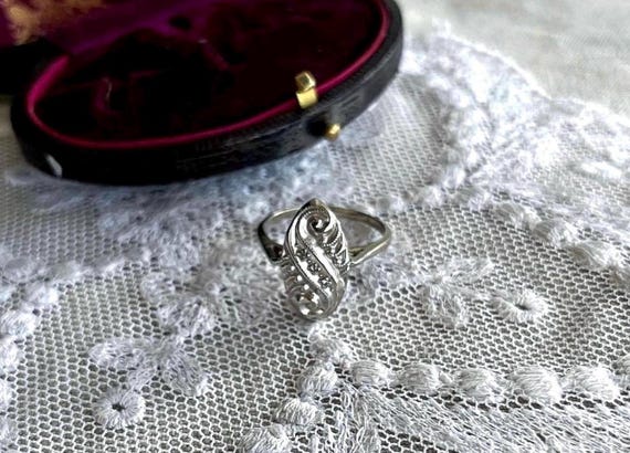 Lovely vintage Art Deco solid 10k White Gold genuine faceted Diamond accented beautiful size 6 hallmarked Statement Ring