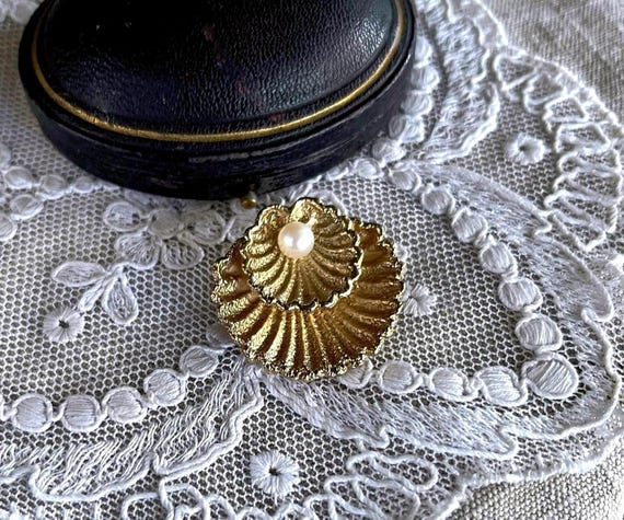 Beautiful vintage Mid Century Napier Sterling silver Gold Rolled genuine Cultured Pearl accented beautiful hallmarked Clam Shell Brooch