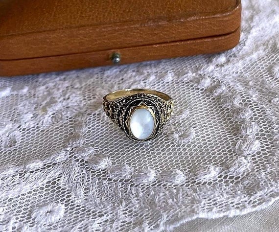 Fine vintage 10k Yellow Gold Mother of Pearl luminous hallmarked size 5.5 Ring