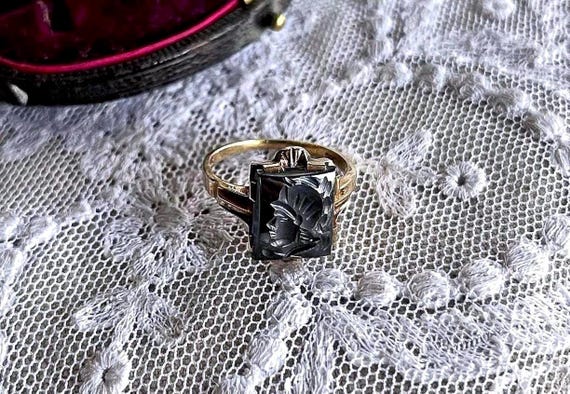 Vintage Art Deco 10k Yellow Gold Roman Soldier Hematite Intaglio Ring - Size 7.5
