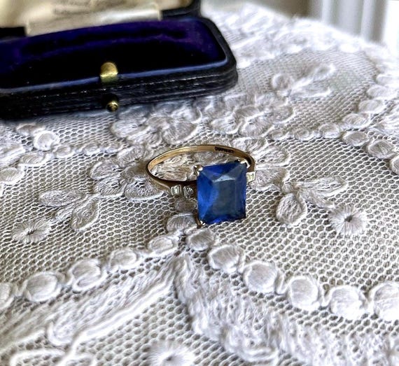 Elegant vintage Estate brilliant 10K Yellow Gold Brilliant faceted Sapphire Blue Paste Stone beautiful hallmarked size 7 Cocktail Ring