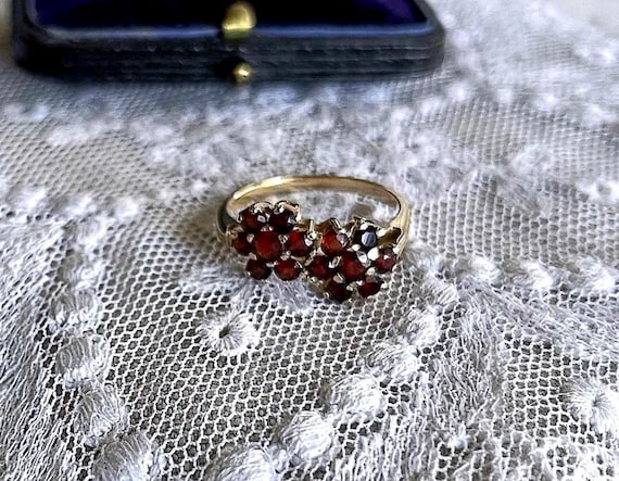 Wonderful vintage solid 10k yellow gold luminous genuine faceted Garnet gemstone accented beautiful size 7 cluster Ring