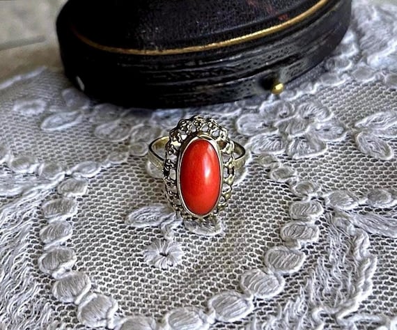 Fine vintage Mid Century 8K Yellow Gold genuine Coral hallmarked Cocktail Ring