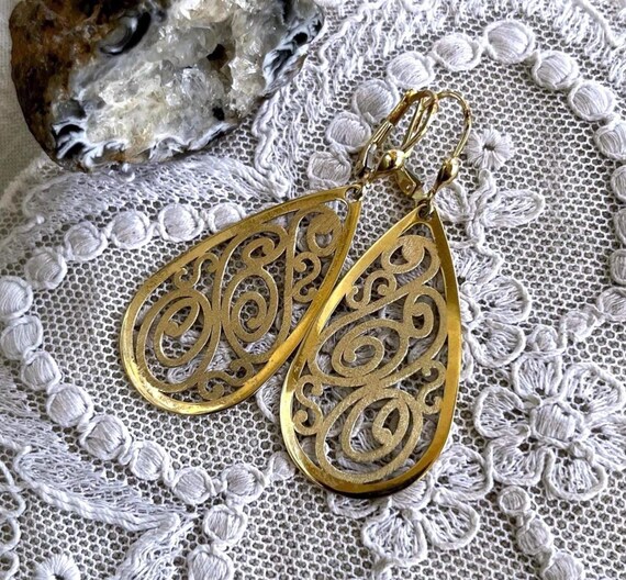 Decorative vintage solid 14K Yellow Gold Filigree elegant hallmarked pierced Tear Drop Earrings
