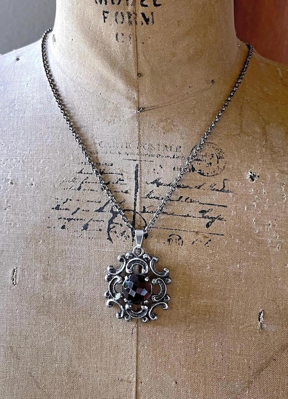 Traditional vintage Jugendstil Art Nouveau solid 835 Silver genuine faceted Rose Cut Garnet hallmarked Dirndl Pendant Necklace