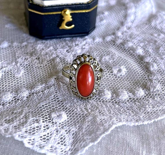Fine vintage Mid Century 8K Yellow Gold genuine Coral hallmarked Cocktail Ring