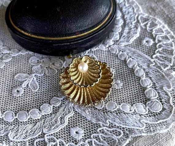 Beautiful vintage Mid Century Napier Sterling silver Gold Rolled genuine Cultured Pearl accented beautiful hallmarked Clam Shell Brooch