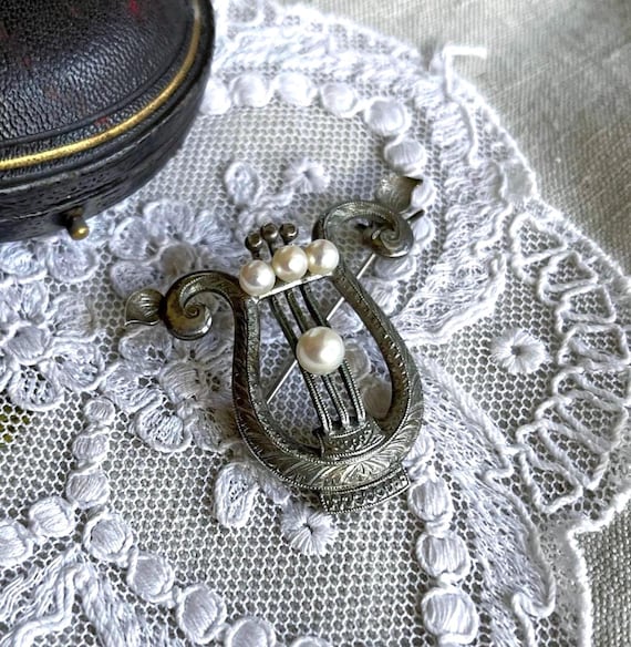 Lovely vintage 1940s Mid Century Sterling Silver genuine Cultured Pearl accented romantic Art Nouveau Motif hallmarked Statement Brooch