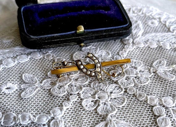 Delightful antique 9K 375 Yellow Gold genuine Seed Pearl accented lovely hallmarked Horseshoe Lapel Brooch