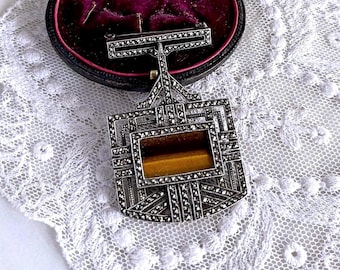 Art Deco-brosch i sterlingsilver med tigeröga i markasit från 1930-talet