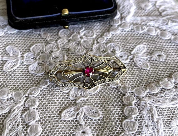 Fine antique Edwardian 14K Yellow Gold filigree  brilliant genuine faceted Ruby gemstone lovely hallmarked Lapel Brooch