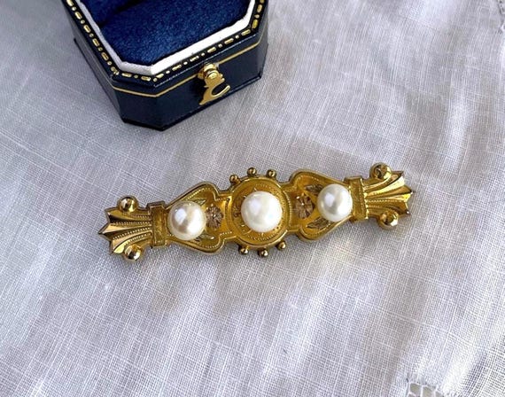 Vintage Victorian Revival genuine Cultured Pearl Brooch: 10k Yellow Gold Front hallmarked Brooch