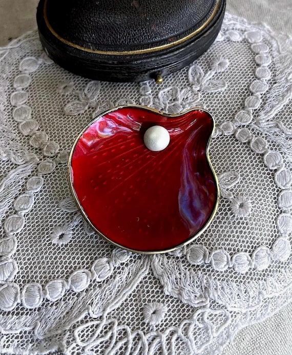 Sublime vintage Finn Jensen Norway Gold Rolled Sterling Silver genuine Pearl luminous Red Guilloche Enamel hallmarked Sea Shell brooch