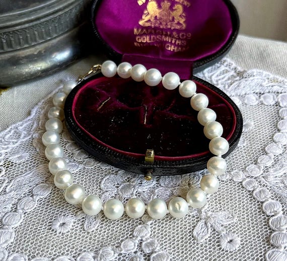 Elegant vintage 14K Gold Luminous genuine Cultured Pearl hand knotted Romantic stamped heirloom Bracelet