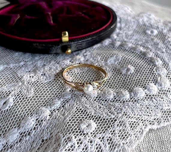 Beautiful vintage luminous 10K Gold genuine Cultured Pearl CZ accented size 7 hallmarked Stacking Ring