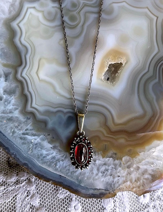 Romantic vintage 9ct 375 Yellow Gold genuine Garnet stones hallmarked Pendant Necklace