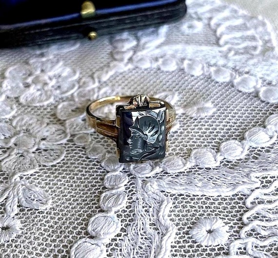 Vintage Art Deco 10k Gold Roman Soldier Hematite Intaglio Ring - Size 7.5