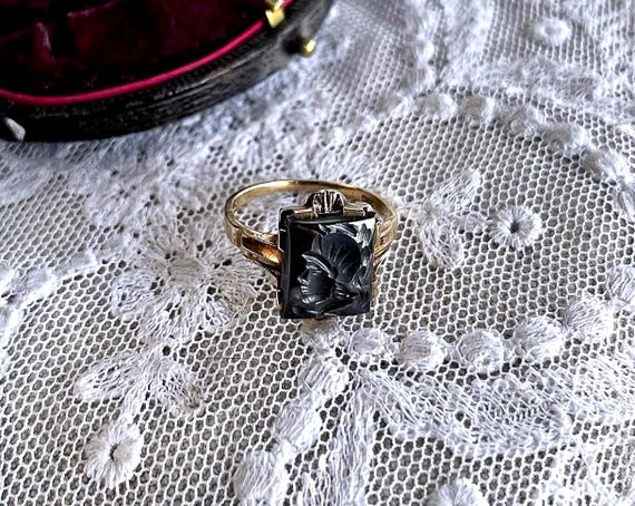 Vintage Art Deco 10k Yellow Gold Roman Soldier Hematite Intaglio Ring - Size 7.5
