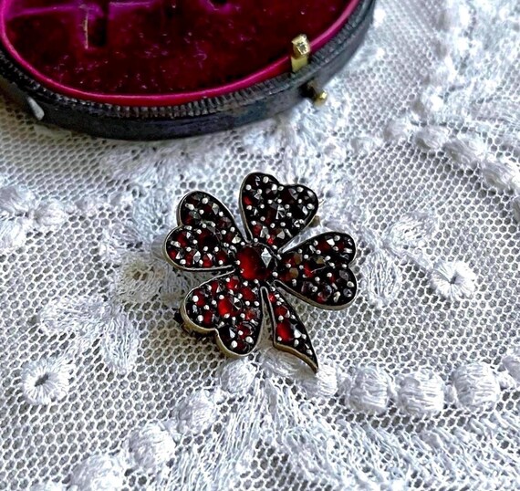 Splendid antique Victorian Old World Bohemian Revival Gold Filled Pinchbeck genuine Rose Cut Garnet beautiful Lucky Four Leaf Clover Brooch
