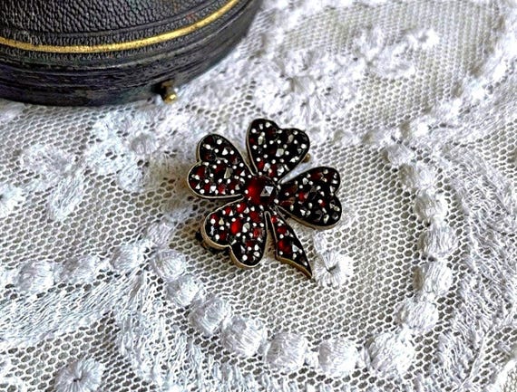 Splendid antique Victorian Old World Bohemian Revival Gold Filled Pinchbeck genuine Rose Cut Garnet beautiful Lucky Four Leaf Clover Brooch