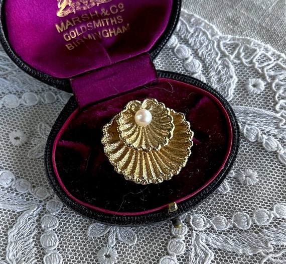 Beautiful vintage Mid Century Napier Sterling silver Gold Rolled genuine Cultured Pearl accented beautiful hallmarked Clam Shell Brooch