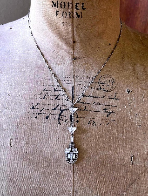 Antique Art Deco sterling silver bulbous closed foil back Paste Stone Pendant Necklace