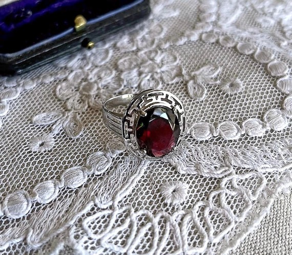 Elegant vintage Art Deco Estate 10k White Gold genuine faceted Amethyst solitaire accented hallmarked size 7.5 Cocktail Ring