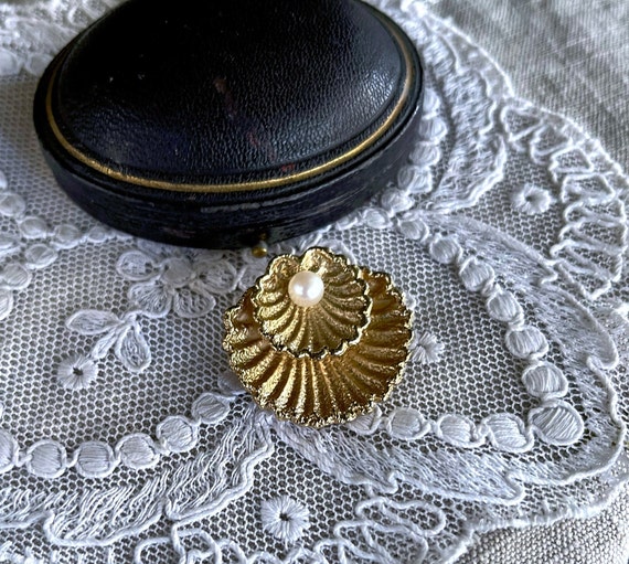 Beautiful vintage Mid Century Napier Sterling silver Gold Rolled genuine Cultured Pearl accented beautiful hallmarked Clam Shell Brooch