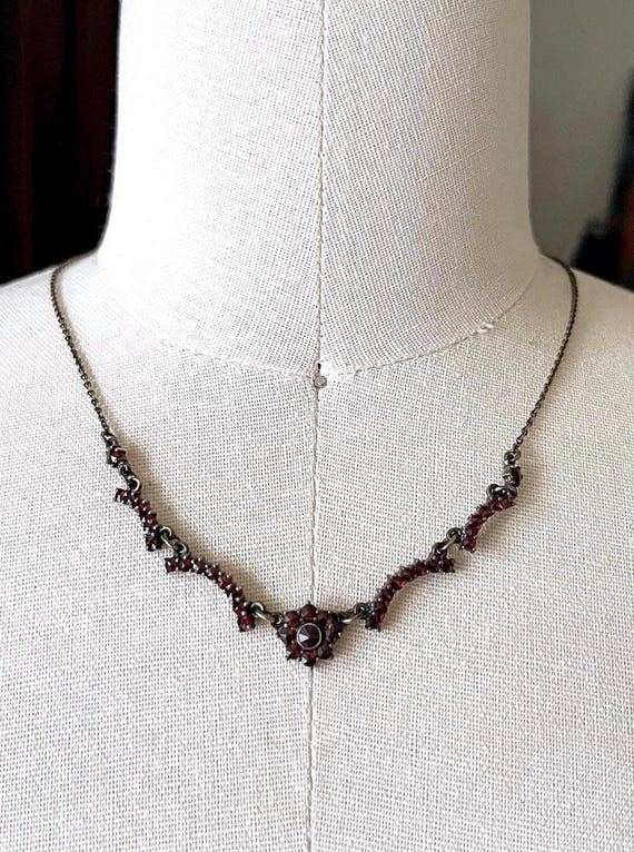 Fine vintage German Bohemian Revival genuine Rose Cut Garnet accented lovely Gold Rolled Collier Necklace