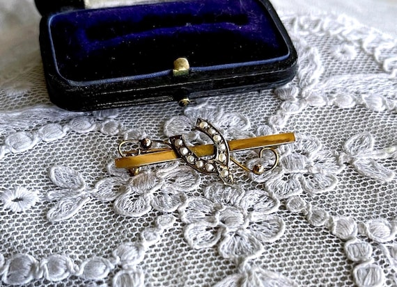 Delightful antique 9K 375 Yellow Gold genuine Seed Pearl accented lovely hallmarked Horseshoe Lapel Brooch