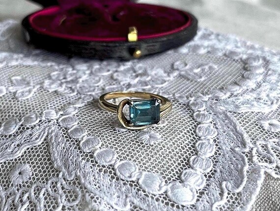 Romantic vintage Brilliant 10K Yellow Gold Brilliant faceted emerald cut Blue Spinel stamped size 5 sparkling Statement Ring