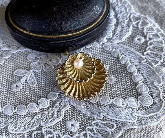 Beautiful vintage Mid Century Napier Sterling silver Gold Rolled genuine Cultured Pearl accented beautiful hallmarked Clam Shell Brooch