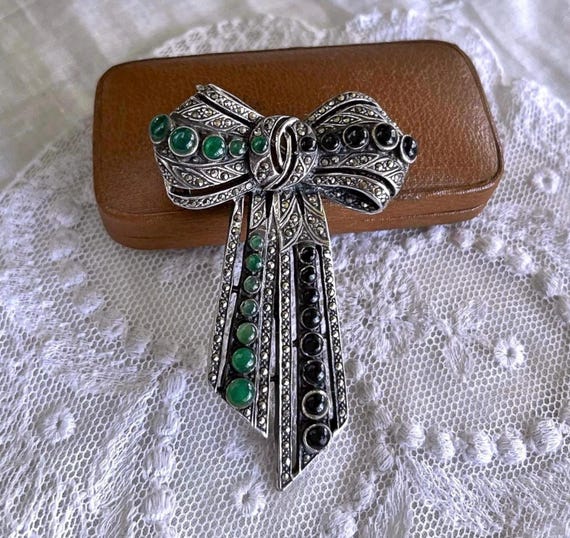 Elegant vintage Victorian Revival Sterling Silver Marcasite Chrysoprase Onyx Ribbon Bow Motif Statement Brooch