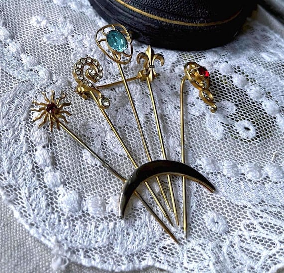 Lovely Vintage Mid Century Victorian Aesthetic Gold Plated faceted Paste Stone accented lovely Pin Cluster Brooch