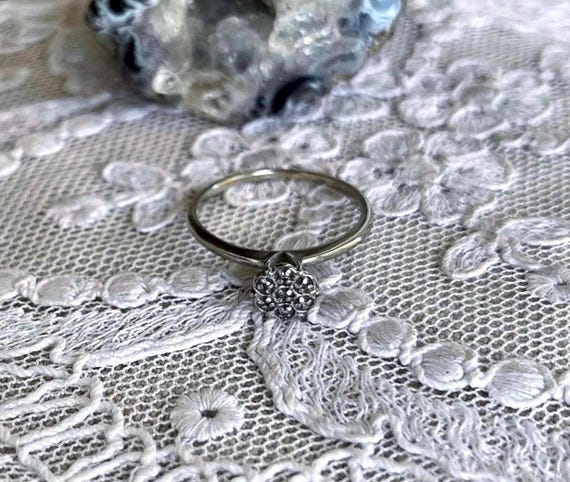 Romantic vintage sparkling solid 10K White Gold brilliant faceted Diamond Cluster size 7.25 stamped Statement Ring