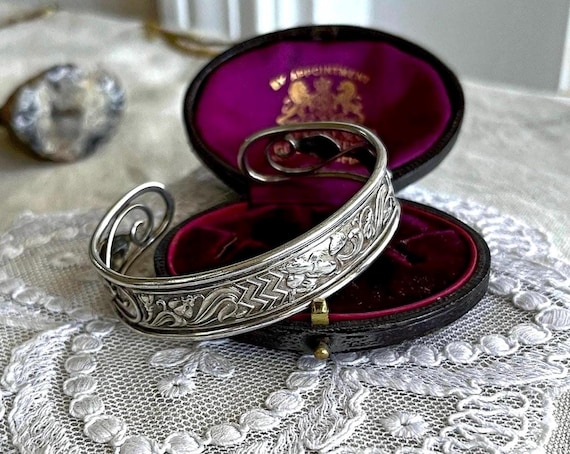 Romantic vintage Art Nouveau Revival Sterling Silver Floral Motif hallmarked “JANUARY” handcrafted Cuff Bracelet