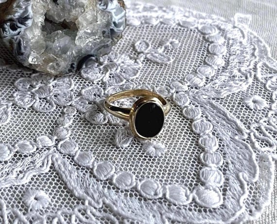 Fine vintage solid 10k yellow Gold genuine Obsidian bezel set Cabochon beautiful hallmarked size 5.5 Cocktail Ring