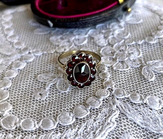 Luminous vintage Feature Ring Co. 1950s Bohemian Revival 8K Yellow Gold Genuine faceted Rose Cut Garnet size 6.25 Heirloom Cluster Ring