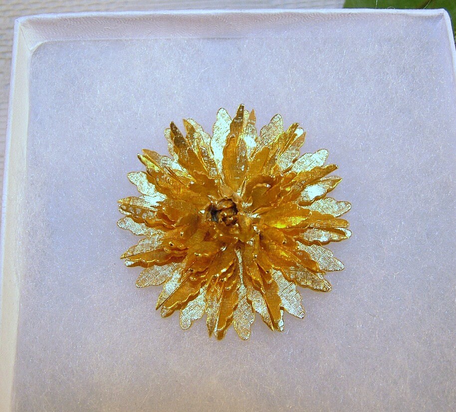 Broche Vintage Années 1960 - Motif Floral Chrysanthème - Métal Doré Lisse Et Texturé - Occasion