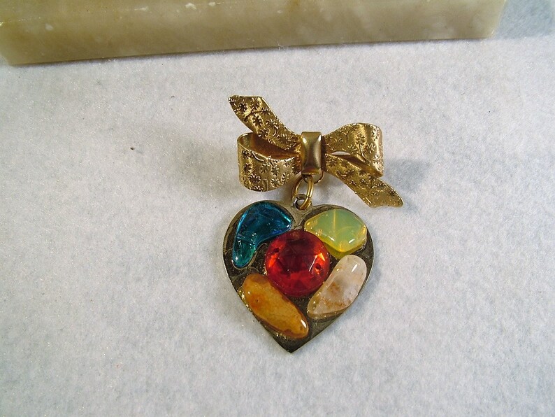 RARE Vintage 1960's Multi Semi Precious Stone Gold Tone Dangle Heart Bow Brooch image 2