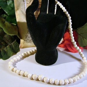 Vintage/Antique Art Deco Carved Celluloid Rose/Rosette Graduating Bead Cream White Necklace