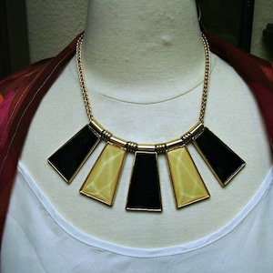 Art déco Lucite jaune noir irisé bavoir Collier ras de cou années 1980