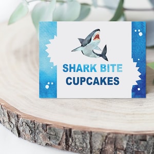 Etichette alimentari per feste di squali personalizzate, segni per buffet di compleanno per squali, etichette per alimenti da tavola da dessert, file digitali stampabili o biglietti stampati