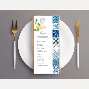 Op de afbeelding: Een menu voor een 40e verjaardag met een rand van blauwe en witte tegels. Het menu bevat drankjes, voorgerechten, pizza's en dessert. De tekst op het menu luidt: "Menu, Gianne's 40th Birthday, Bubbles & Wine, Mimosa, Red Wine, Chef's Boards, Classico, Farmers Market, Pizzas, Funghi, Margherita, Prosciutto, Cacio e Pepe, Sweet Ending, Lemon Bundt Cake."