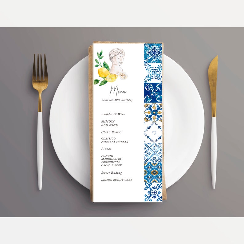 Op de afbeelding: Een menu voor een 40e verjaardag met een rand van blauwe en witte tegels. Het menu bevat drankjes, voorgerechten, pizza's en dessert. De tekst op het menu luidt: "Menu, Gianne's 40th Birthday, Bubbles & Wine, Mimosa, Red Wine, Chef's Boards, Classico, Farmers Market, Pizzas, Funghi, Margherita, Prosciutto, Cacio e Pepe, Sweet Ending, Lemon Bundt Cake."