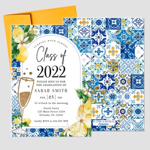 Op de afbeelding: Uitnodiging voor de afstudeerceremonie met een blauw en geel tegelpatroon, citroenen en een glas champagne. De tekst luidt "Florida High School Class of 2022" en "We nodigen u graag uit voor de afstudeerceremonie van Sarah Smith, op 25 februari, vrijdag, om 11 uur 's ochtends, North Italia, 123 Main Street 1234, Orlando, FL 12345, graag uw aanwezigheid bevestigen via 123-456-7890".