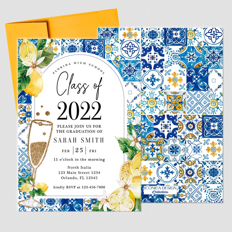 Op de afbeelding: Uitnodiging voor de afstudeerceremonie met een blauw en geel tegelpatroon, citroenen en een glas champagne. De tekst luidt "Florida High School Class of 2022" en "We nodigen u graag uit voor de afstudeerceremonie van Sarah Smith, op 25 februari, vrijdag, om 11 uur 's ochtends, North Italia, 123 Main Street 1234, Orlando, FL 12345, graag uw aanwezigheid bevestigen via 123-456-7890".