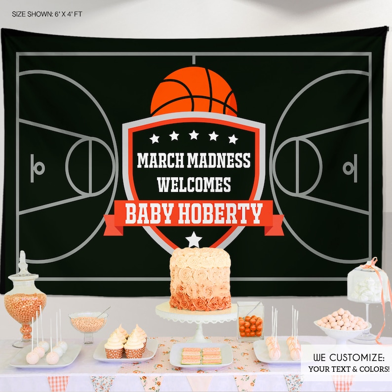 Pu&ograve; includere: Uno sfondo da campo da basket in bianco e nero con una palla da basket arancione e uno scudo rosso con il testo "March Madness Welcomes Baby Hoberty". Lo sfondo misura 1,8 metri per 1,2 metri.