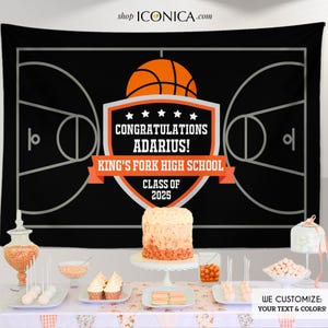 Pu&ograve; includere: Sfondo di laurea a tema basket nero e arancione con il testo "Congratulazioni Adarius! King's Fork High School Classe 2025".